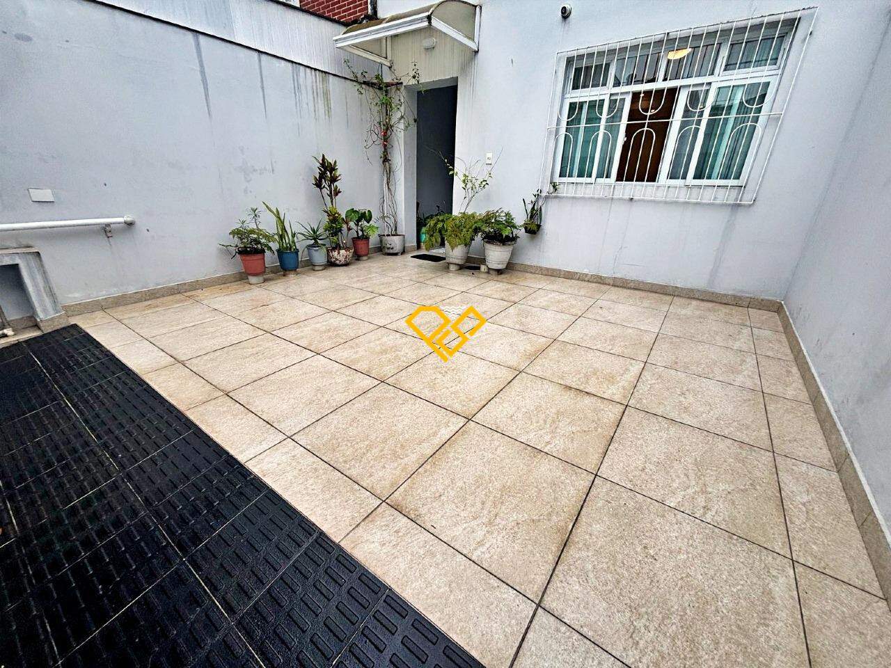 Sobrado à venda no Embaré: Quintal / garagem