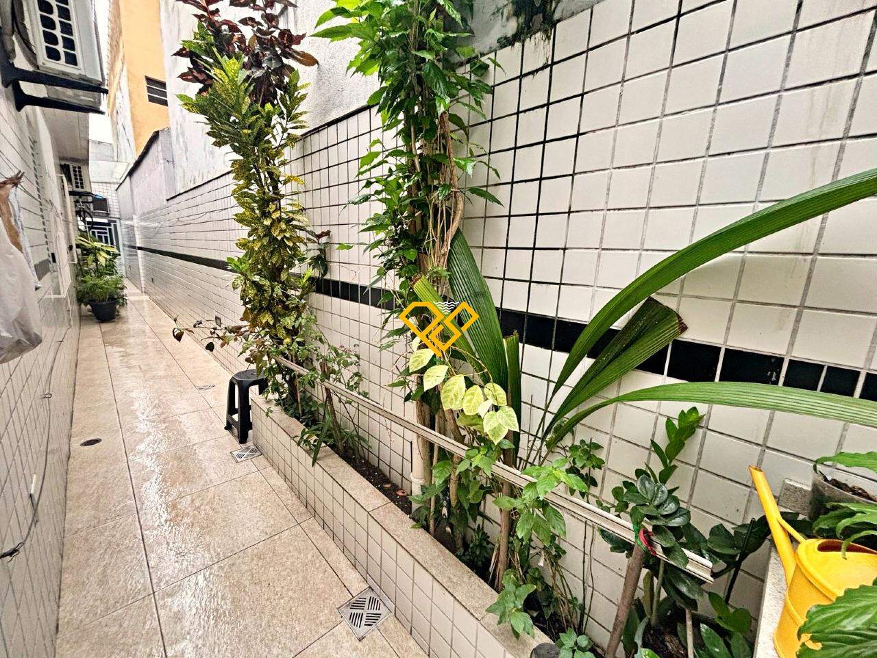 Sobrado à venda no Embaré: Quintal lateral