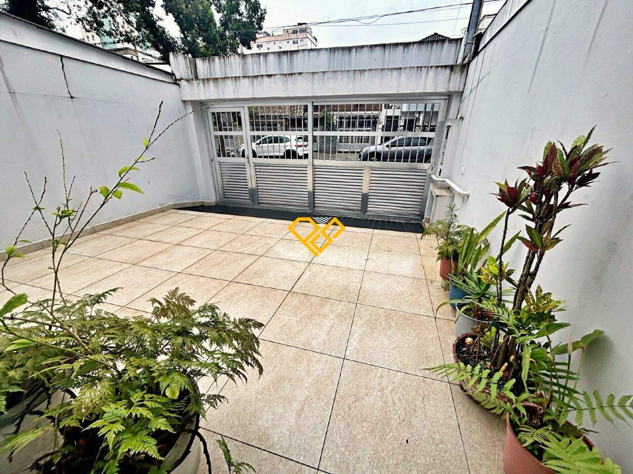 Sobrado à venda no Embaré: Quintal / garagem