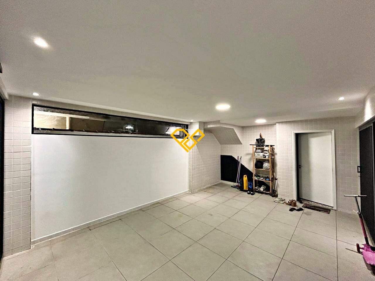Casa à venda no Ponta da Praia: Garagem