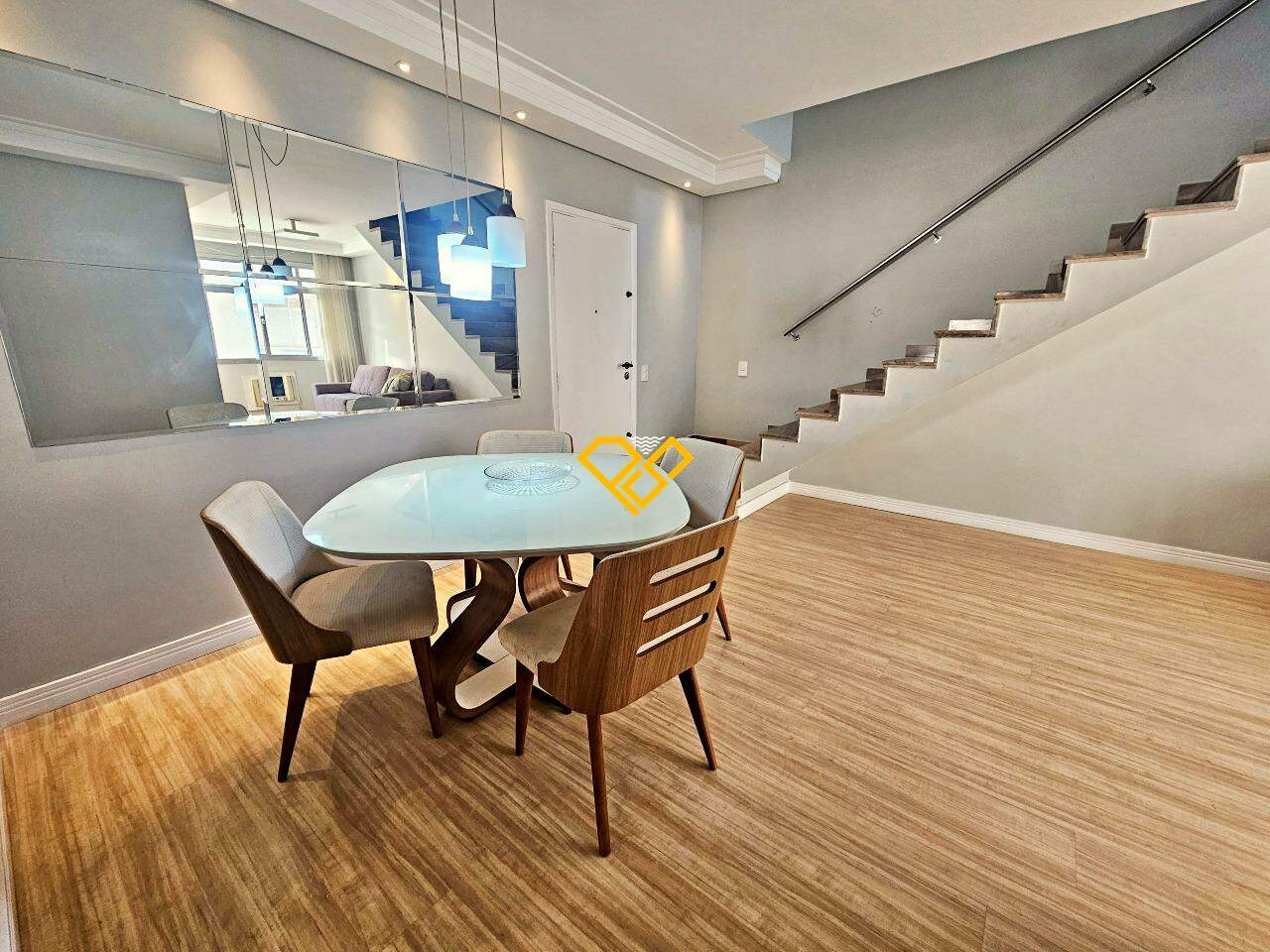 Cobertura para aluguel no Pompéia: Sala 1° piso