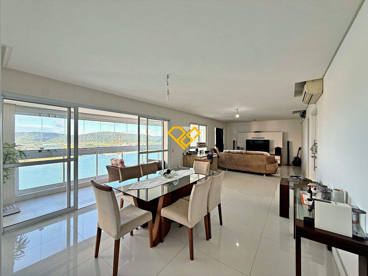 Apartamento à venda no Ponta da Praia: Sala