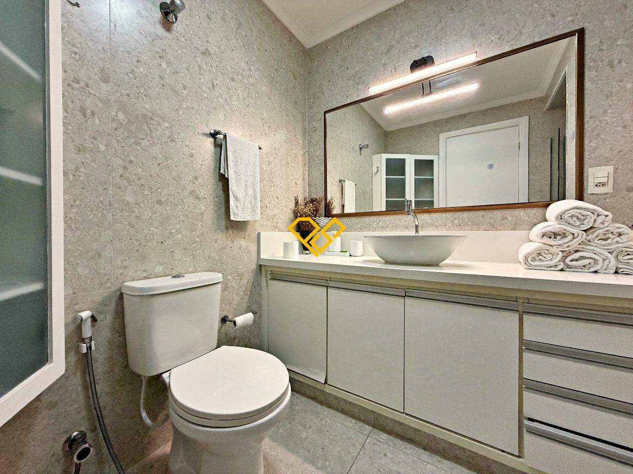 Cobertura à venda no Boqueirão: Wc social 1° piso