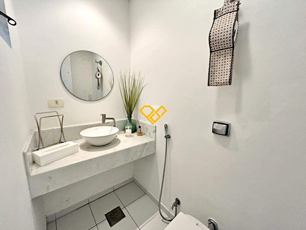 Sobrado à venda no Embaré: Lavabo