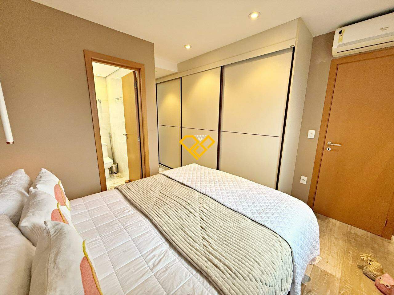 Apartamento à venda no Embaré: Dormitório - suíte
