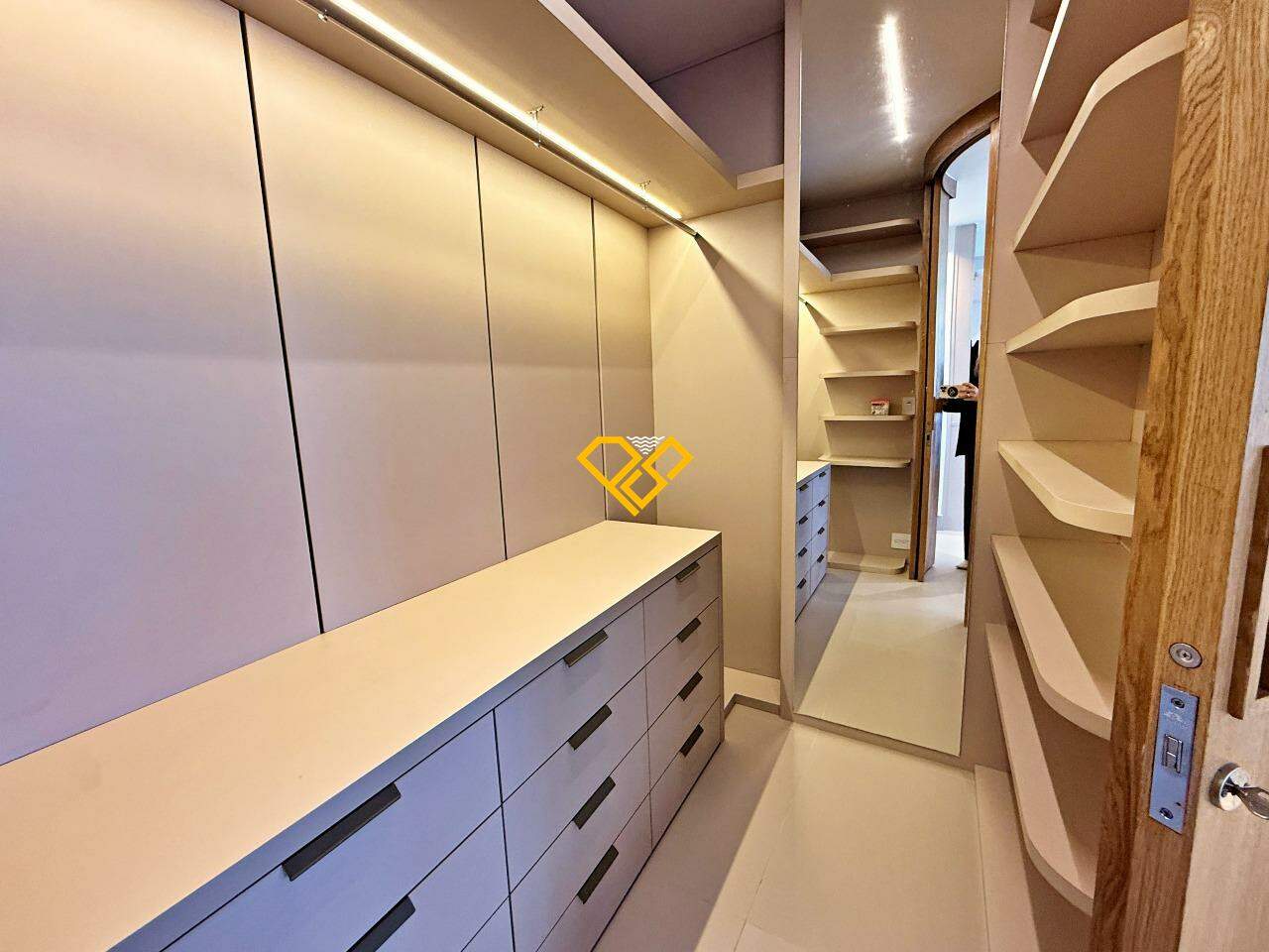 Apartamento à venda no José Menino: Dormitório 1 - suíte master - closet