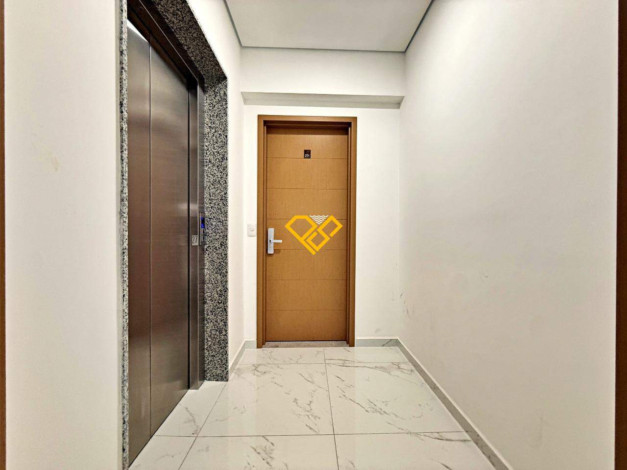 Apartamento à venda no Gonzaga: Hall semi privativo
