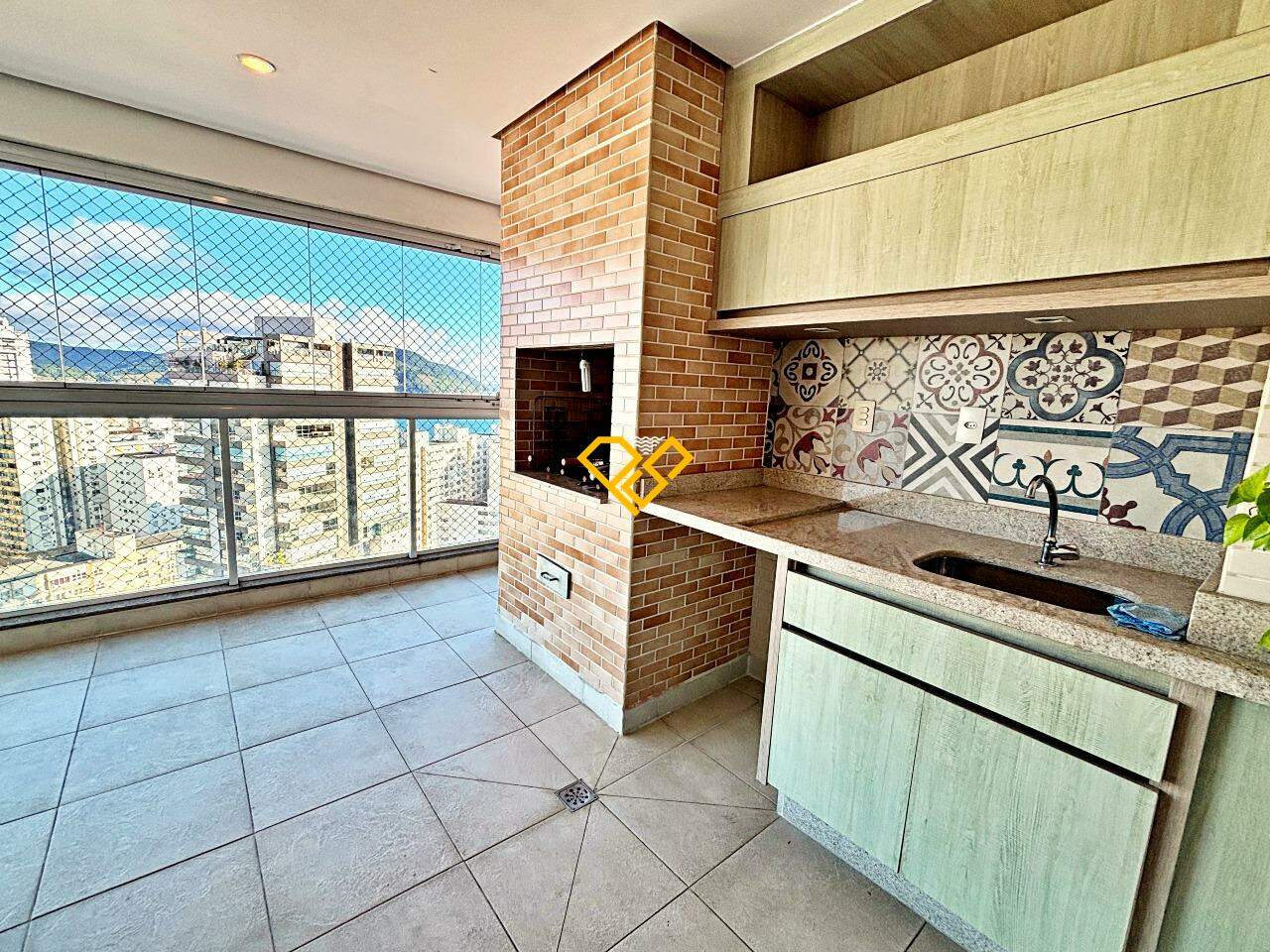 Apartamento à venda no Embaré: Varanda com churrasqueira