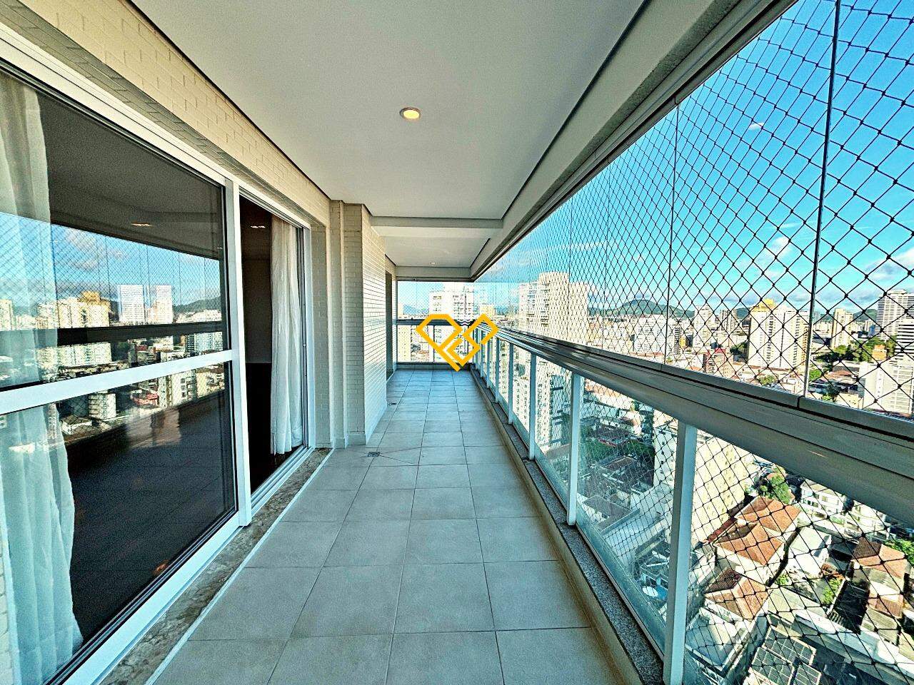 Apartamento à venda no Embaré: Varanda com churrasqueira
