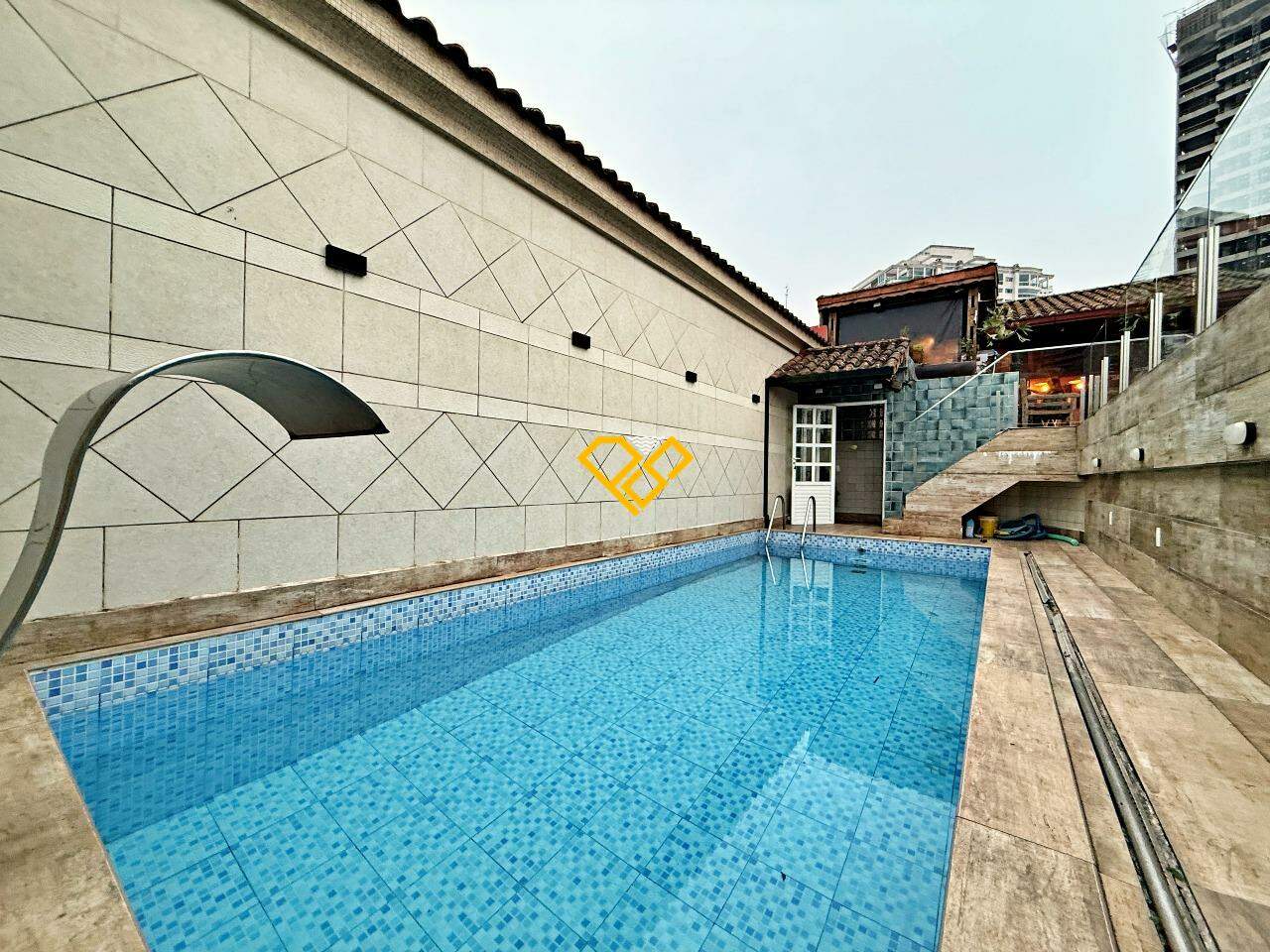 Cobertura à venda no Ponta da Praia: Piscina