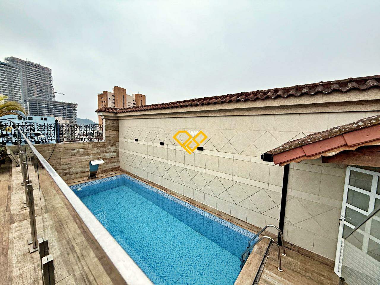 Cobertura à venda no Ponta da Praia: Piscina