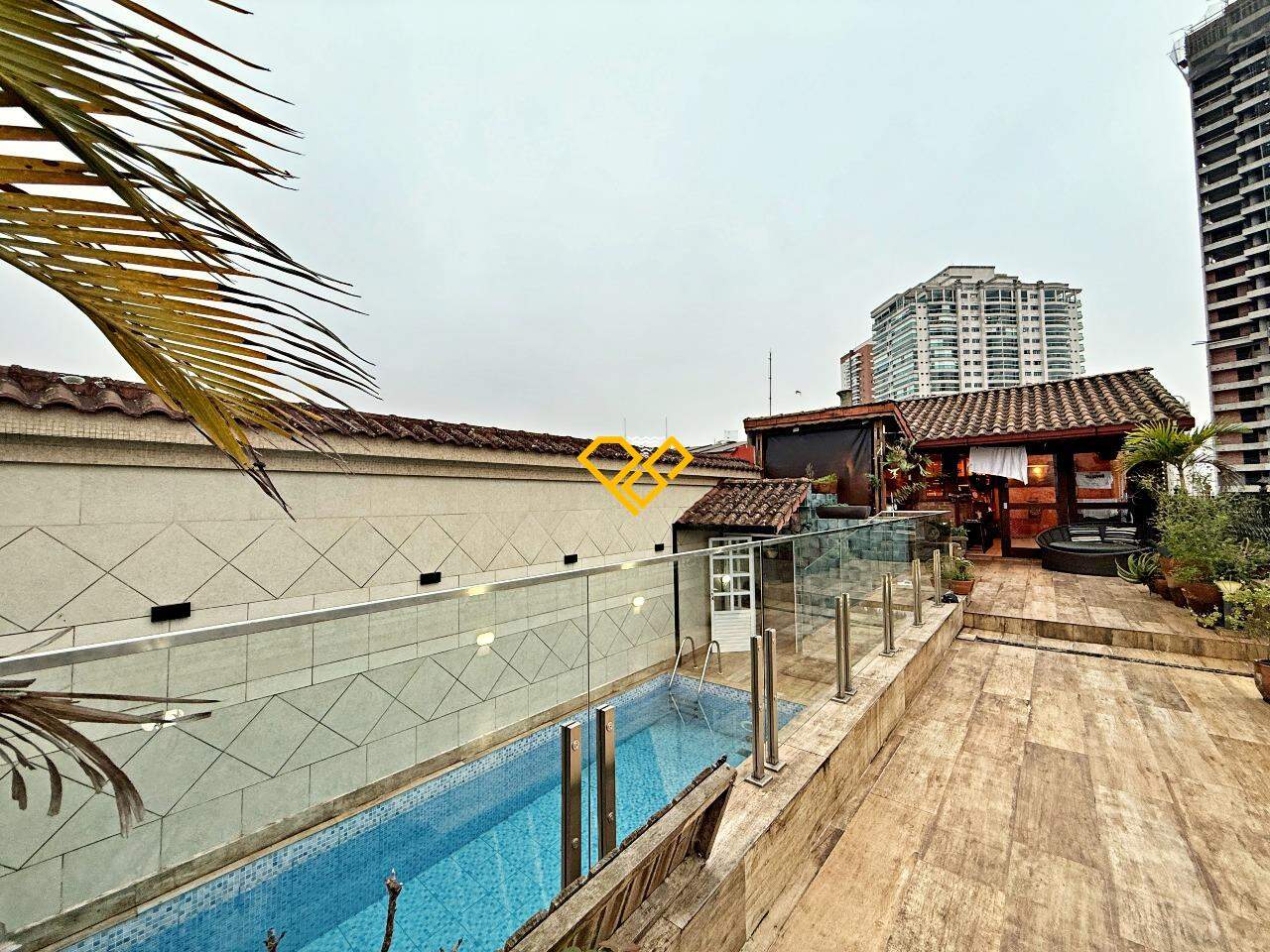 Cobertura à venda no Ponta da Praia: Piscina