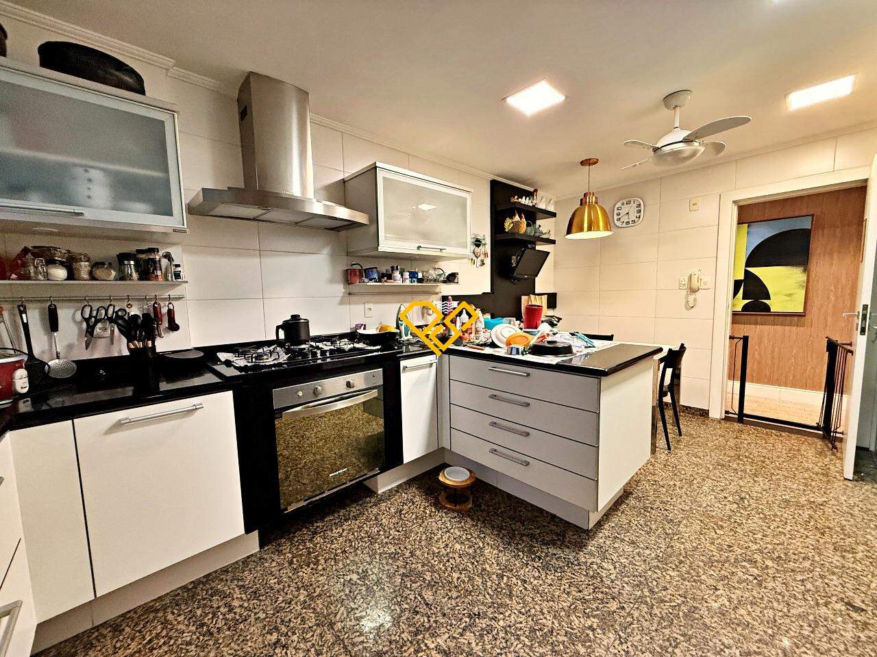 Cobertura à venda no Ponta da Praia: Cozinha