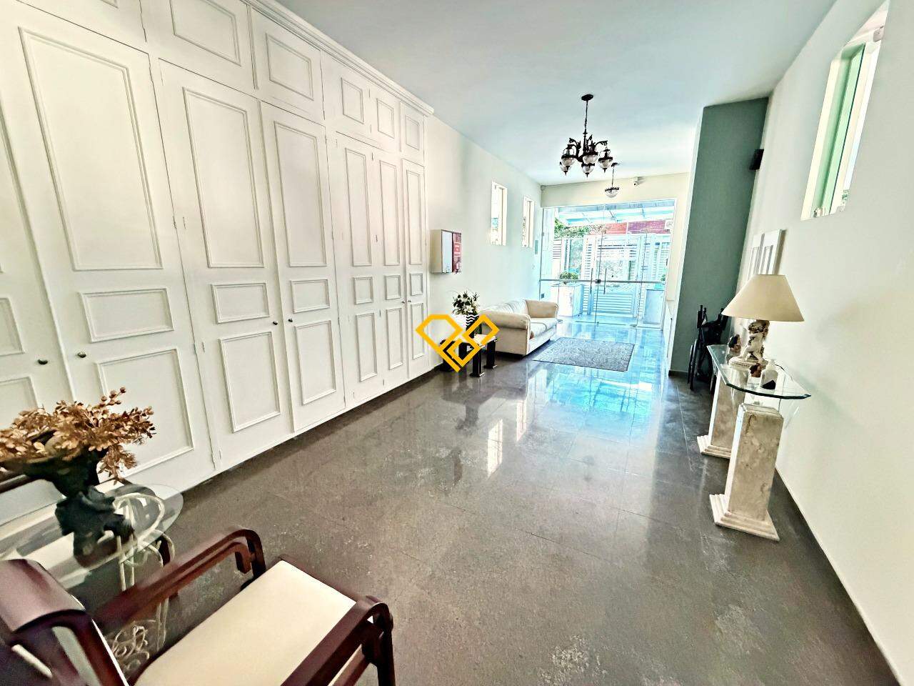 Apartamento à venda no Ponta da Praia: Hall social do condomínio