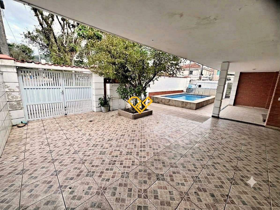 Casa à venda no Vila Belmiro: Piscina e garagem