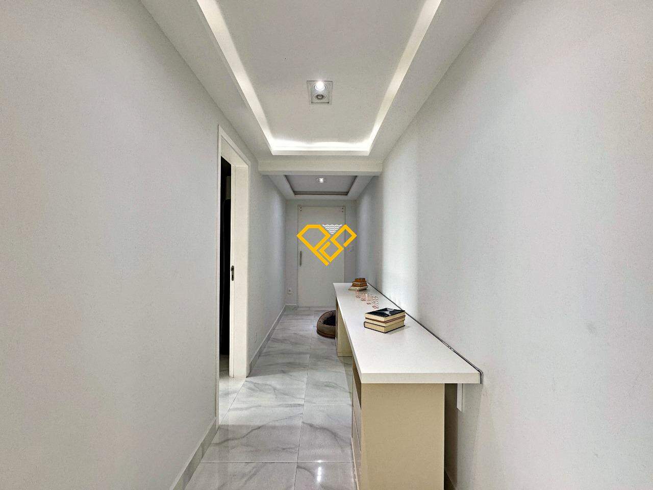 Apartamento para aluguel no Embaré: Corredor da área íntima