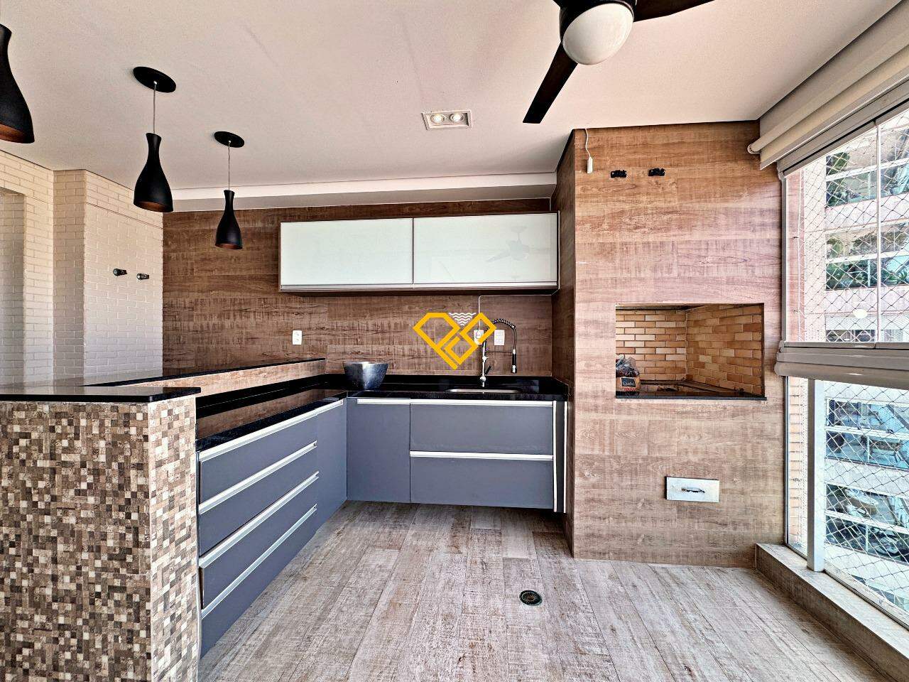 Apartamento para aluguel no Embaré: Varanda com churrasqueira