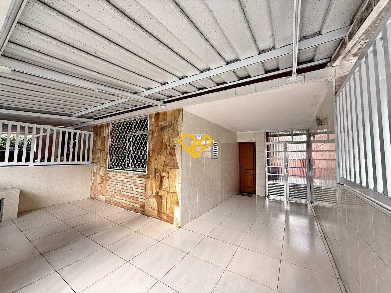 Casa à venda no Embaré: Entrada e garagem