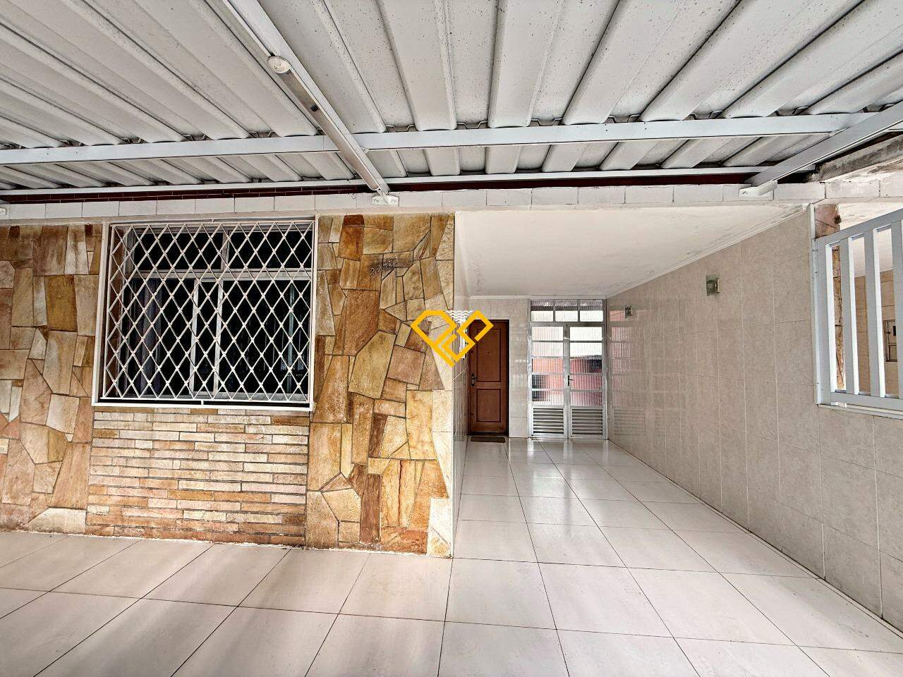 Casa à venda no Embaré: Entrada e garagem