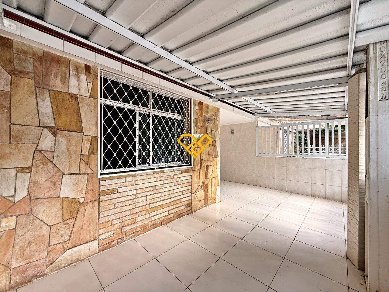 Casa à venda no Embaré: Entrada e garagem