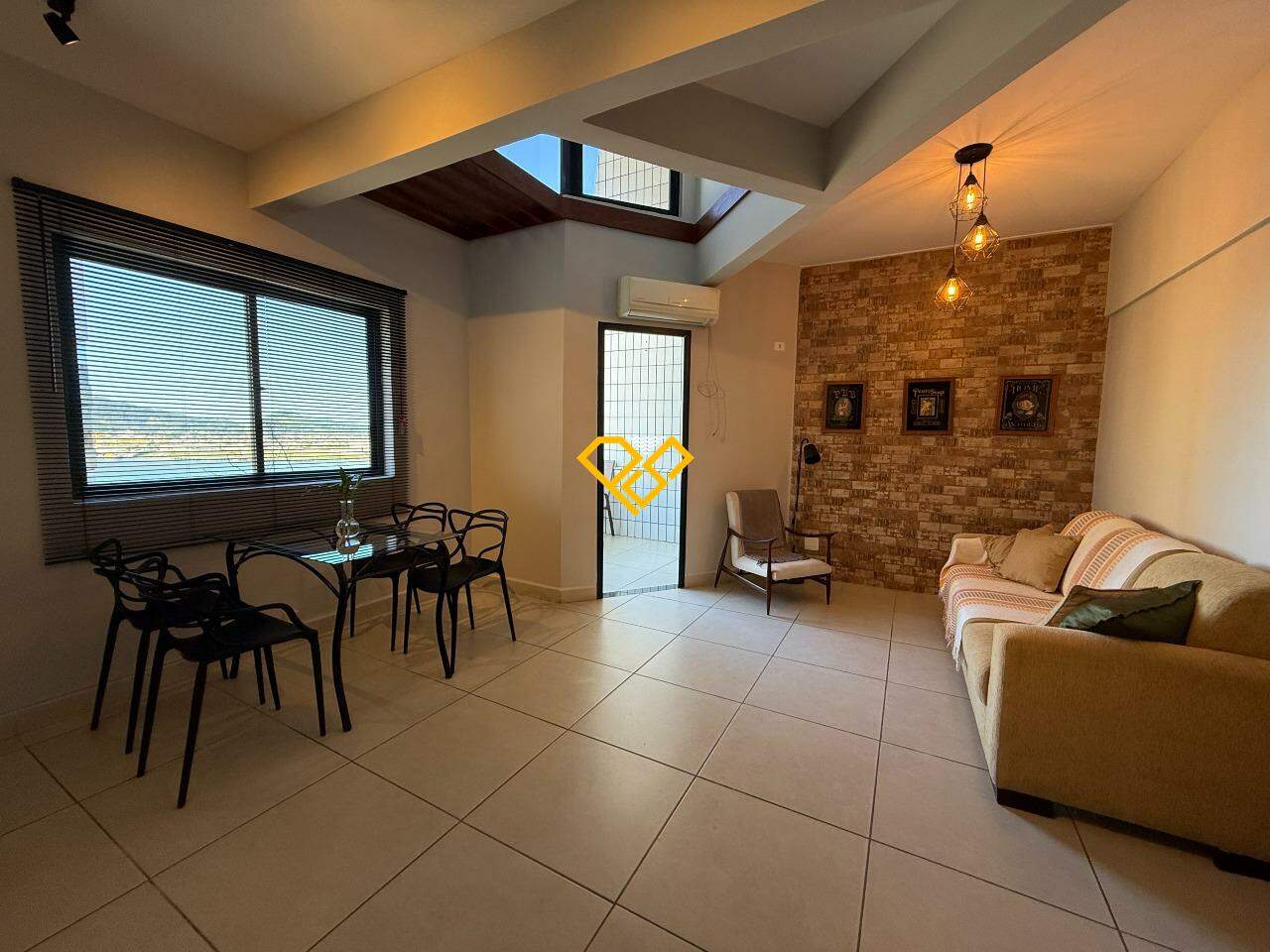 Apartamento Duplex à venda no Ponta da Praia: Sala
