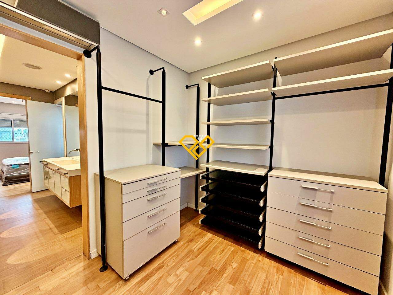 Apartamento para aluguel no Embaré: Suíte 1 - master - closet