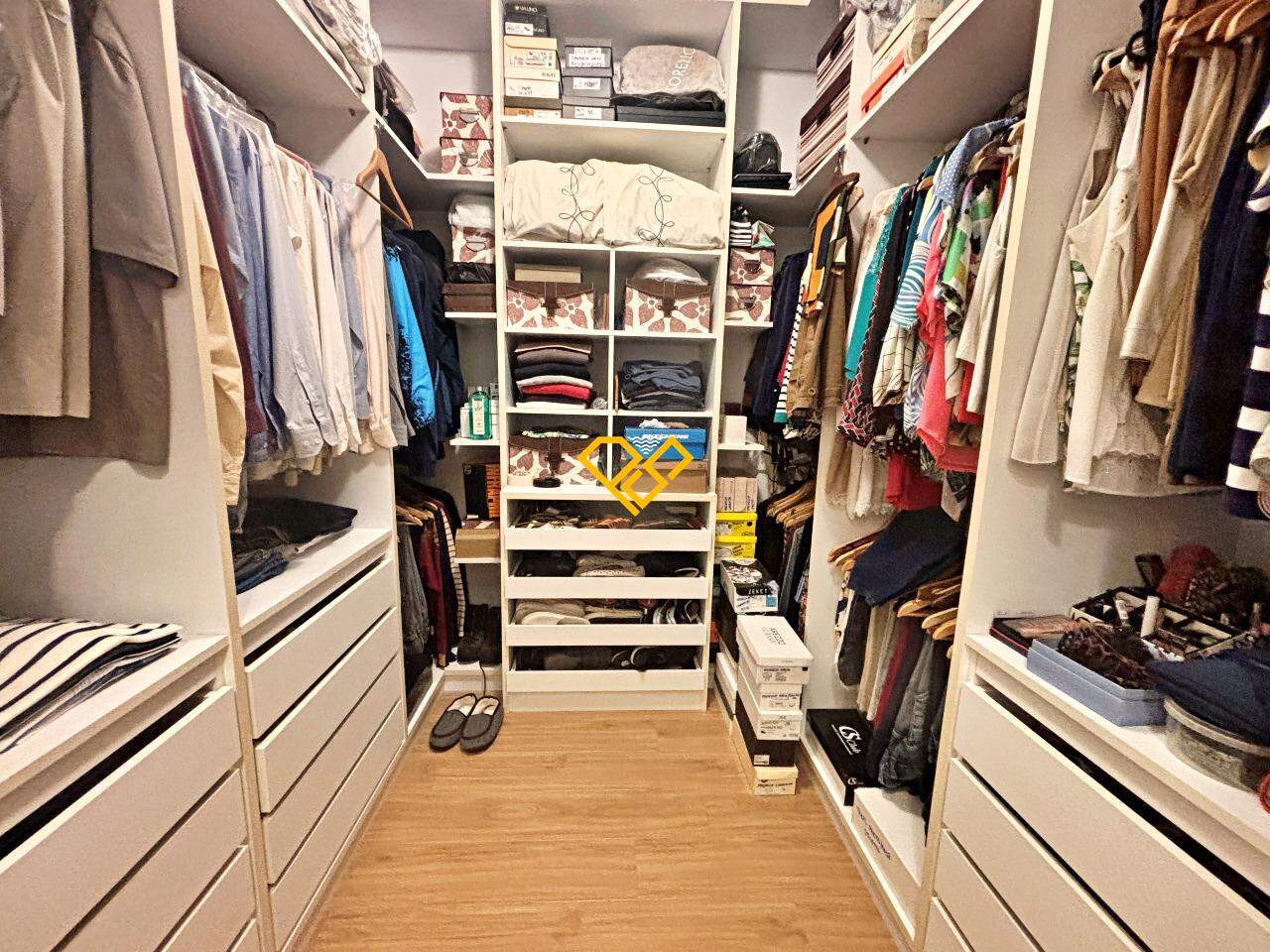 Apartamento à venda no Embaré: Suíte 1 - master - closet