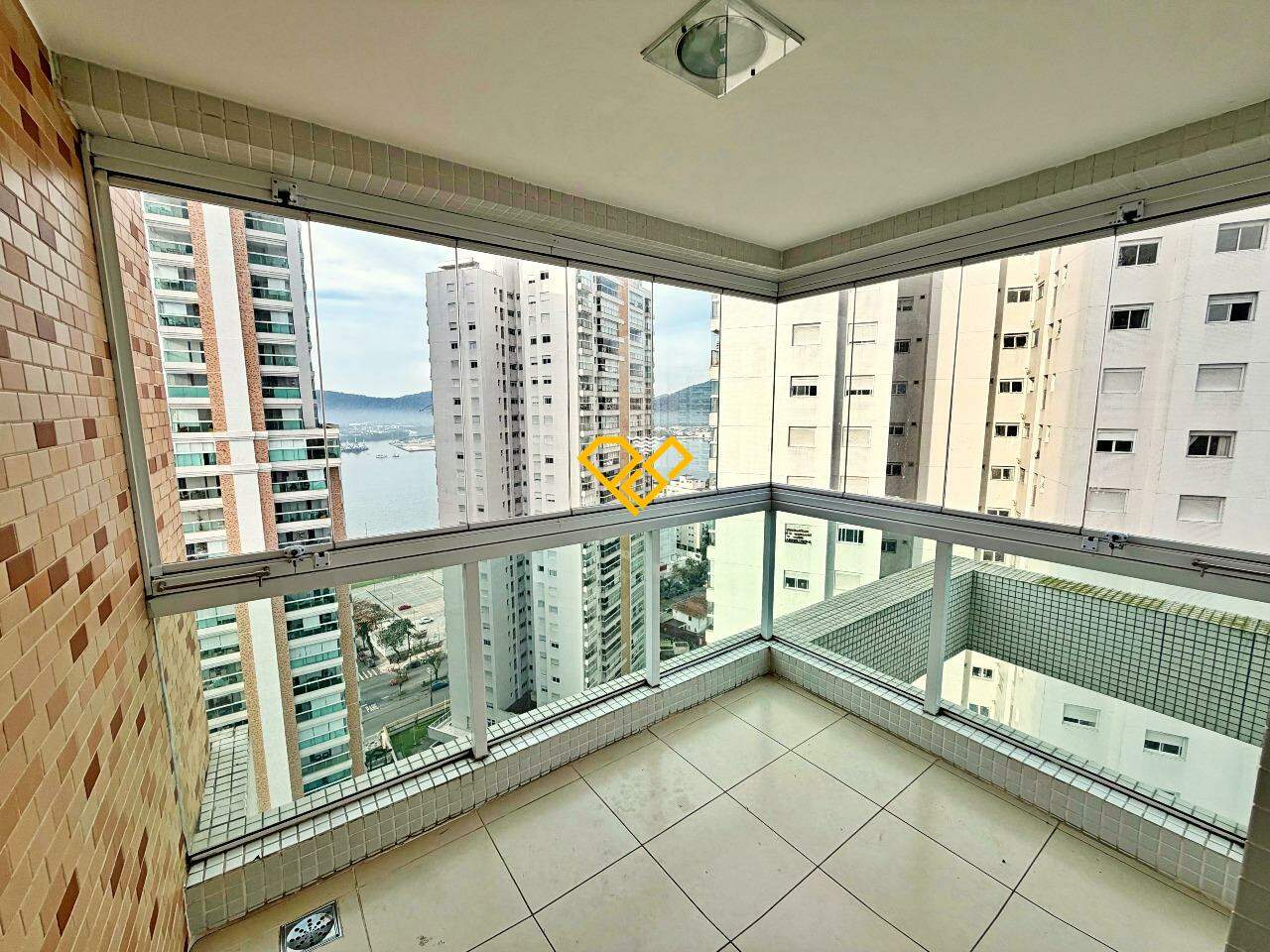 Apartamento para aluguel no Ponta da Praia: Varanda