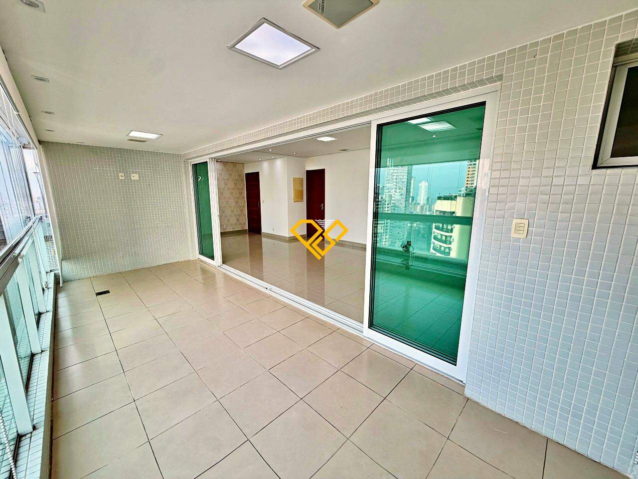 Apartamento para aluguel no Ponta da Praia: Varanda