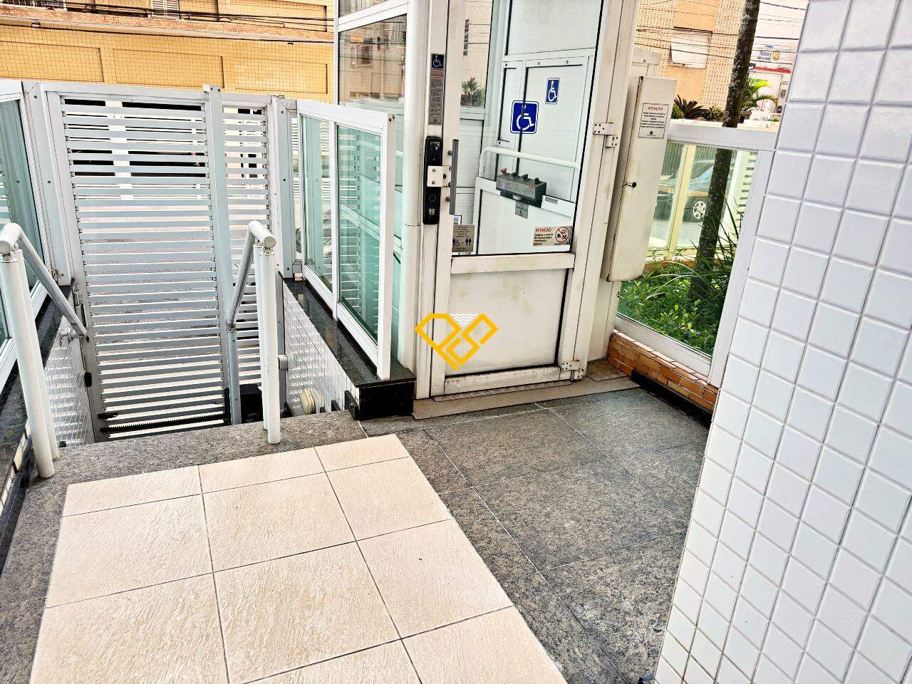 Apartamento para aluguel no Ponta da Praia: Entrada social do condomínio