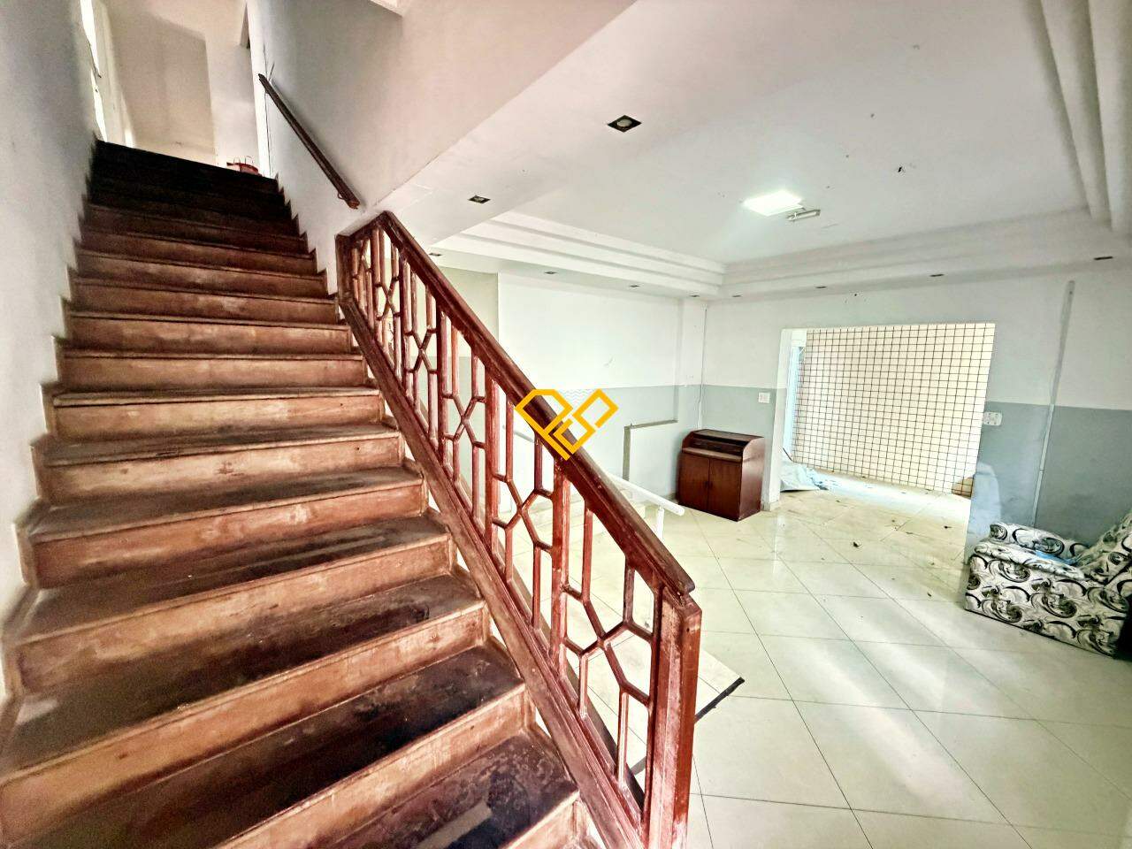 Casa à venda no Ponta da Praia: Sala e acesso ao 2° andar
