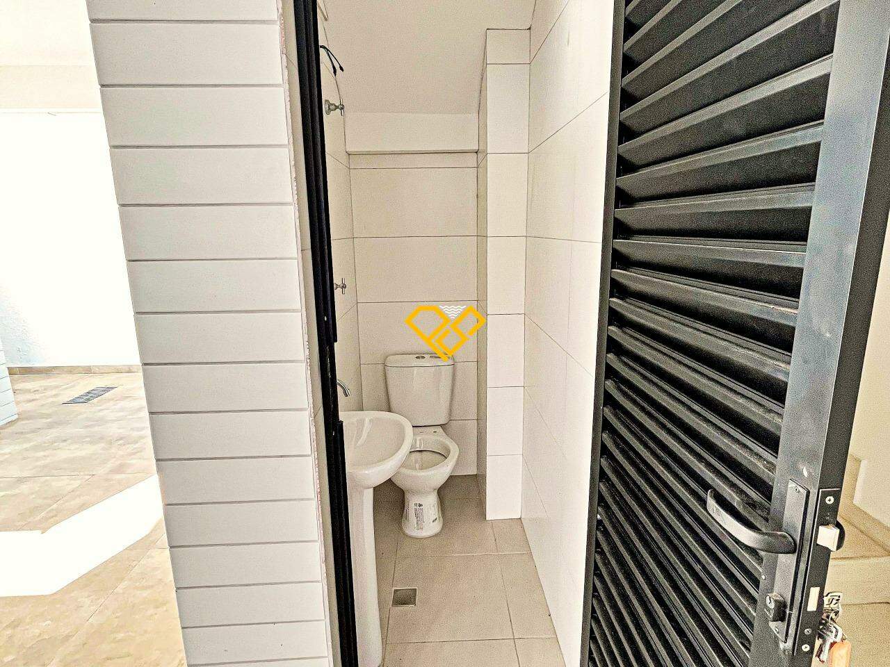 Casa à venda no Macuco: Wc da garagem