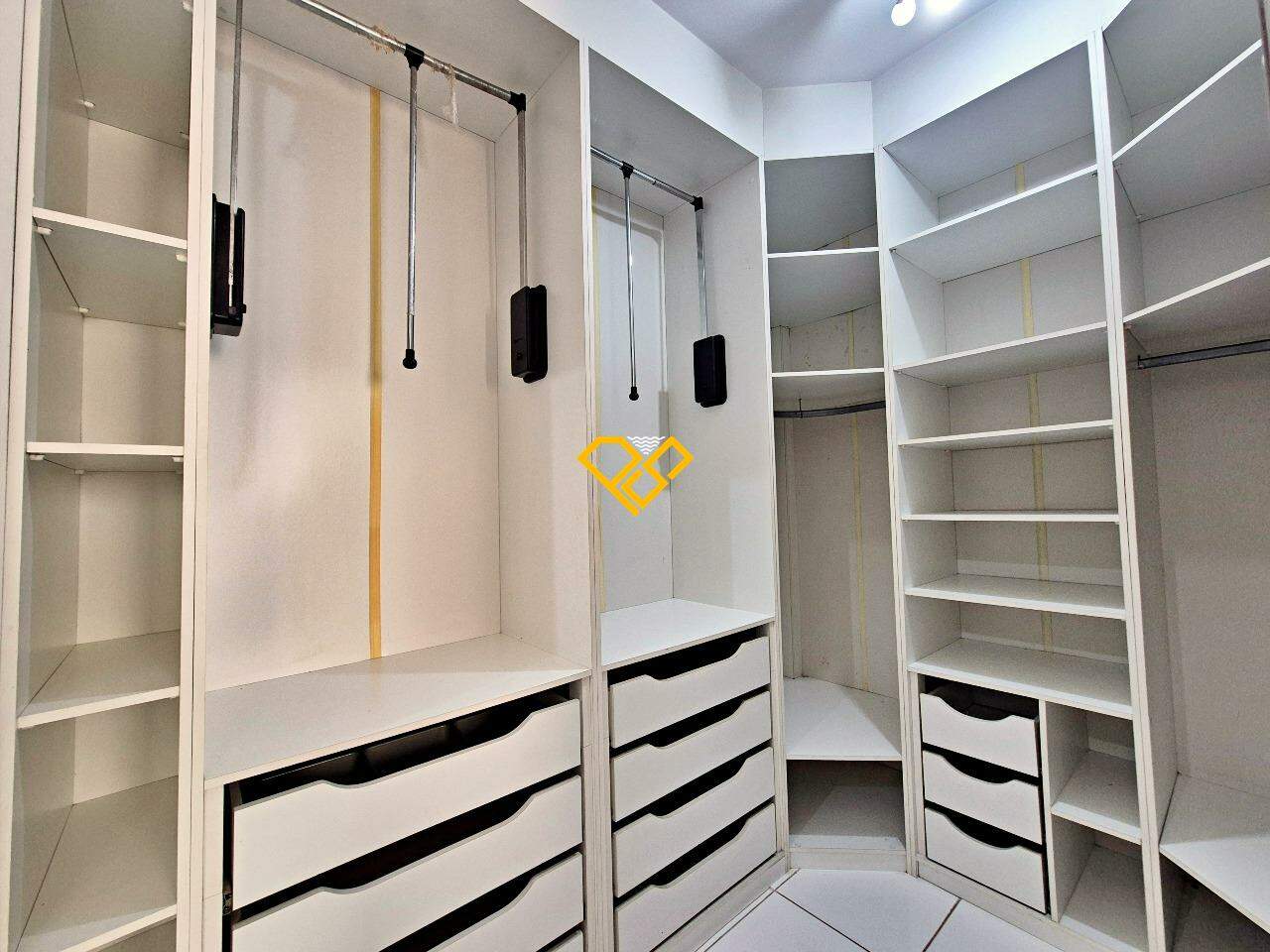 Casa à venda no Boqueirão: Dormitório 1 - suíte - closet