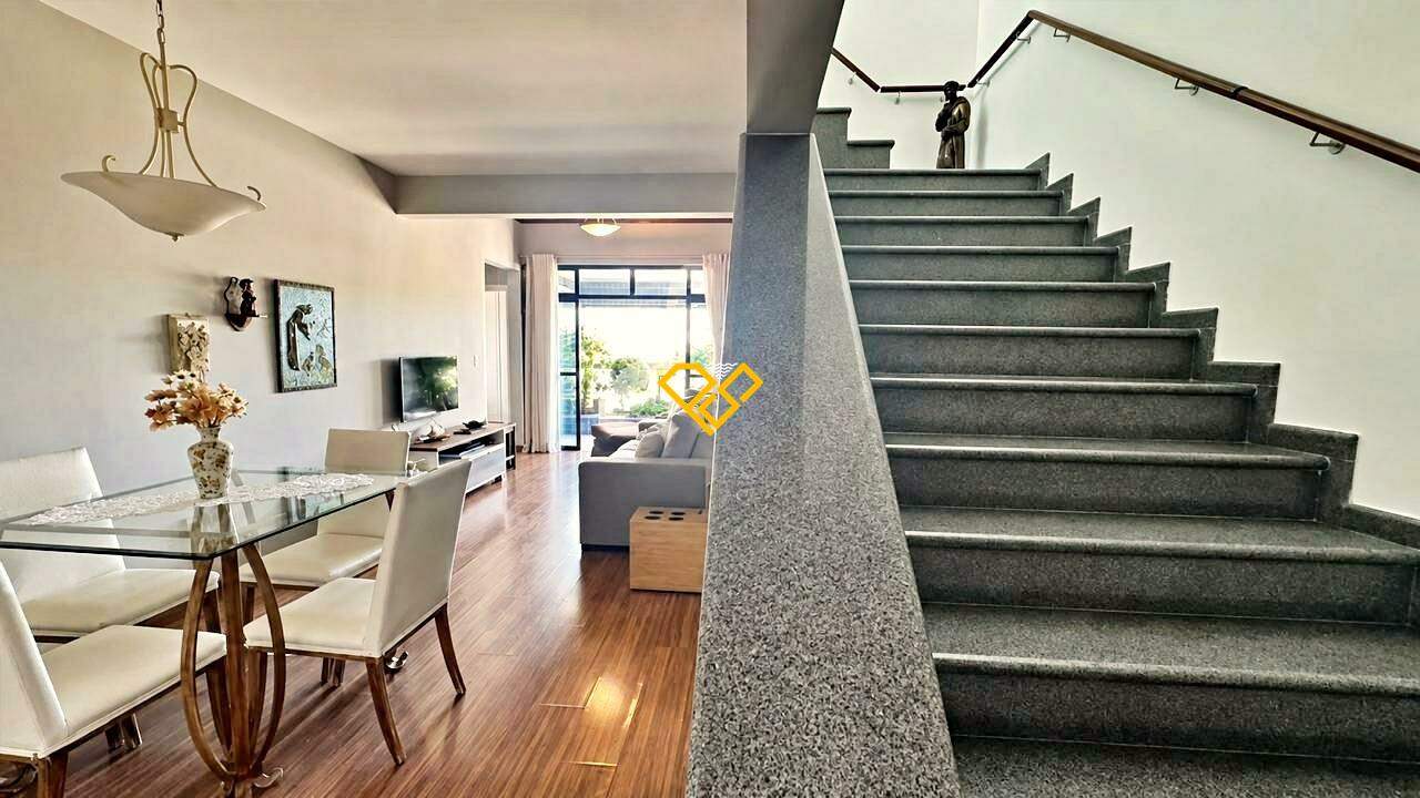 Cobertura à venda no Ponta da Praia: Sala 1º piso