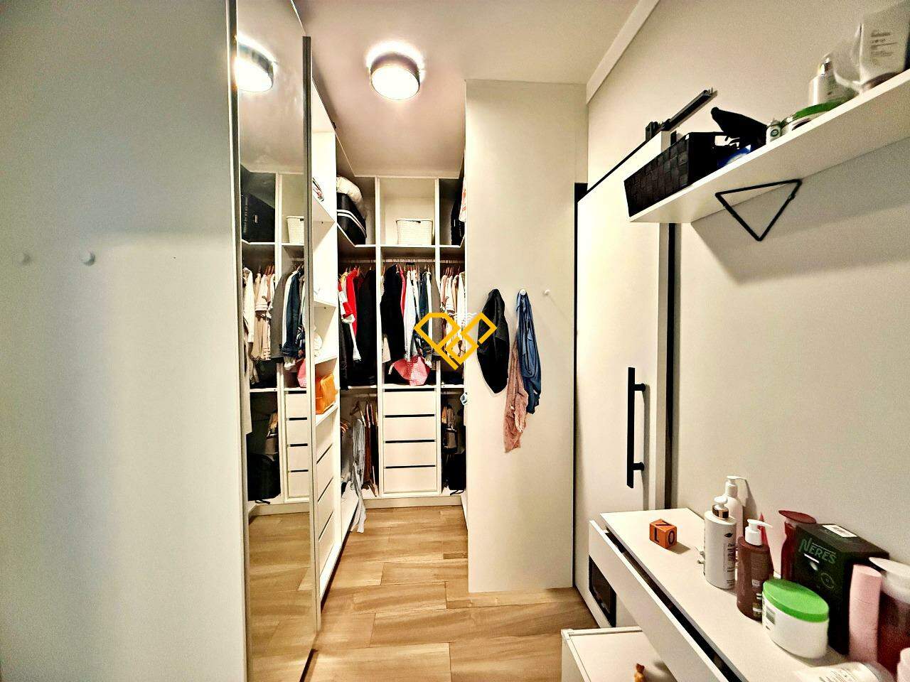 Apartamento para aluguel no Ponta da Praia: Dormitório 1 - suíte - closet