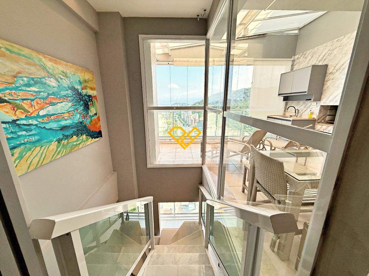 Cobertura à venda no José Menino: Escada de acesso ao segundo piso