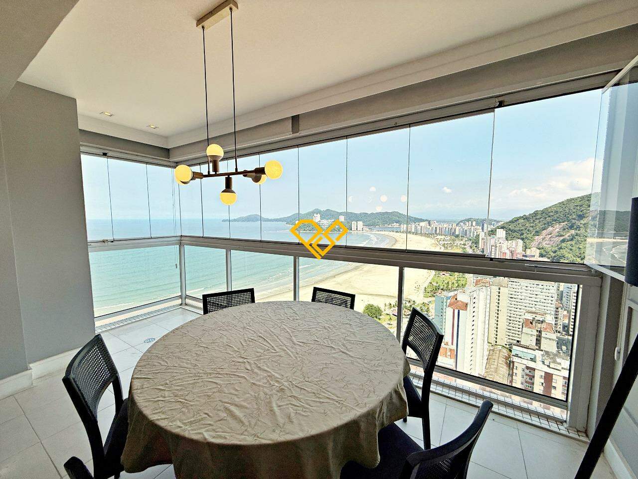 Cobertura à venda no José Menino: Sala e varanda