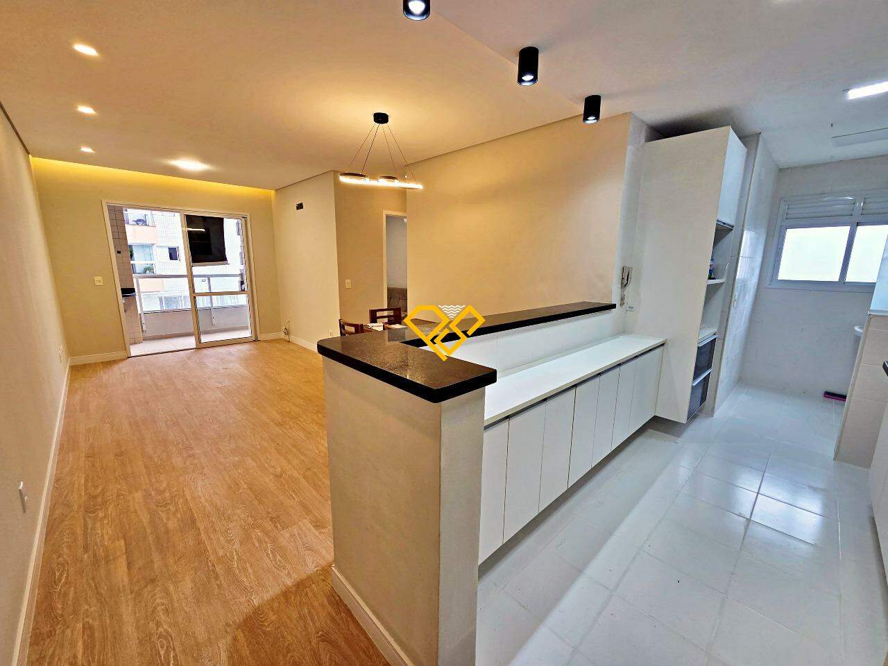 Apartamento para aluguel no Ponta da Praia: Sala e cozinha