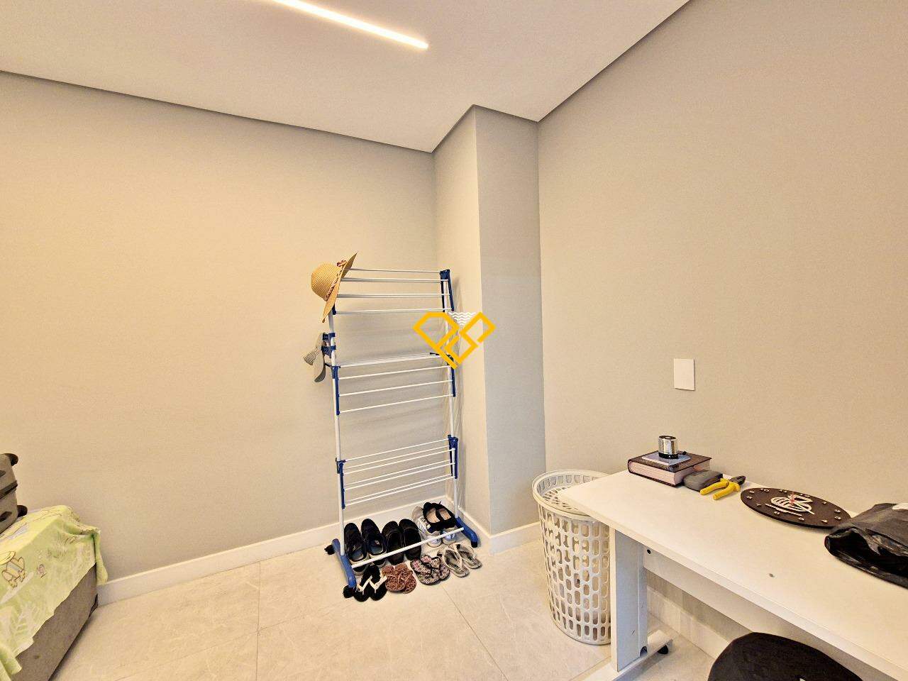 Apartamento para aluguel no Marapé: Shaft aberto da suíte