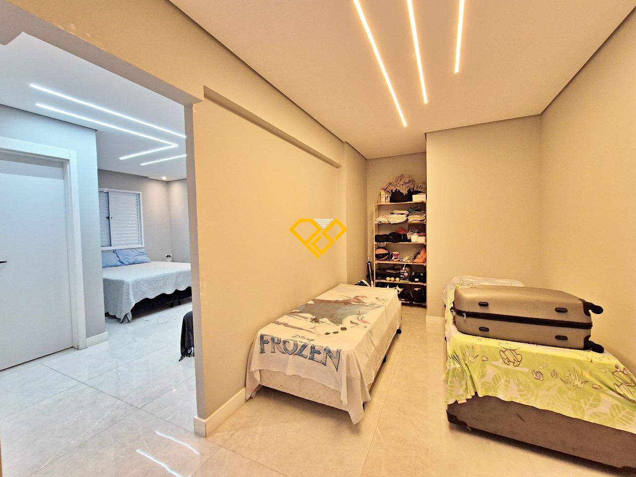 Apartamento para aluguel no Marapé: Shaft aberto da suíte