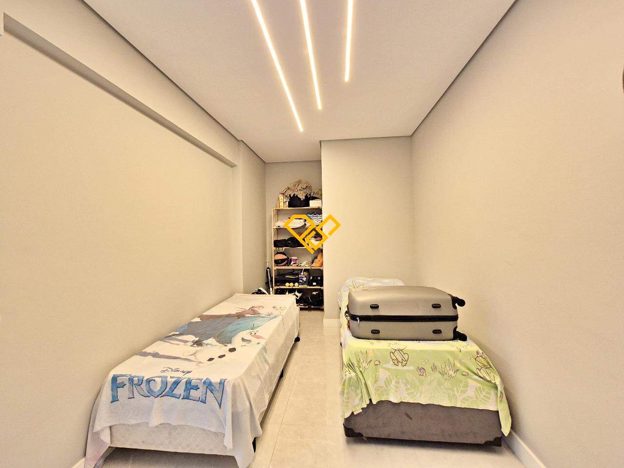 Apartamento para aluguel no Marapé: Shaft aberto da suíte