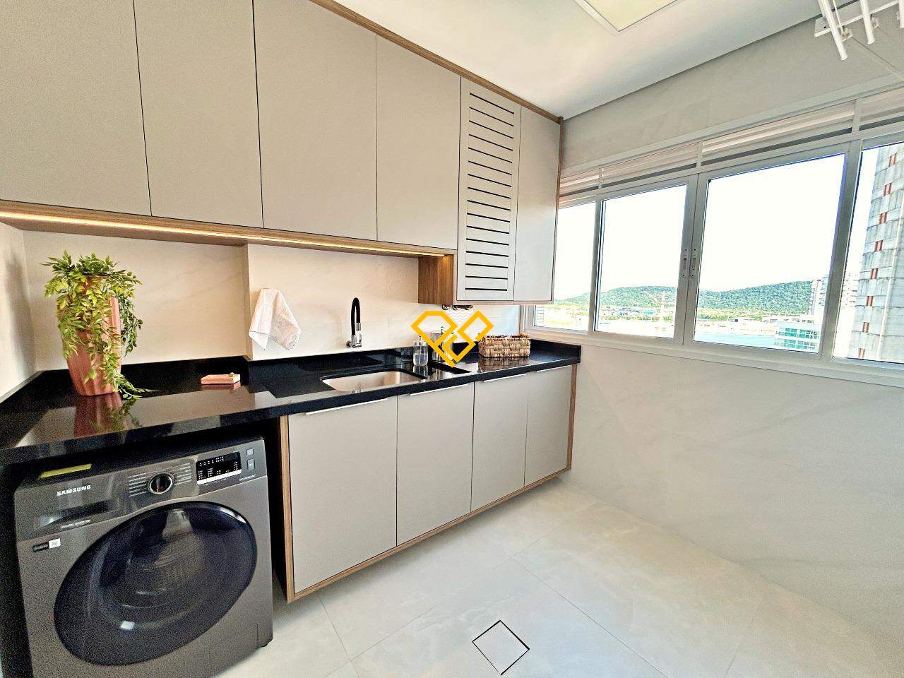 Apartamento à venda no Ponta da Praia: Área de serviço