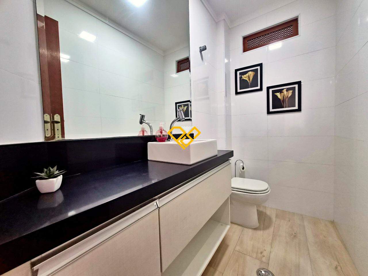 Apartamento à venda no Gonzaga: Lavabo
