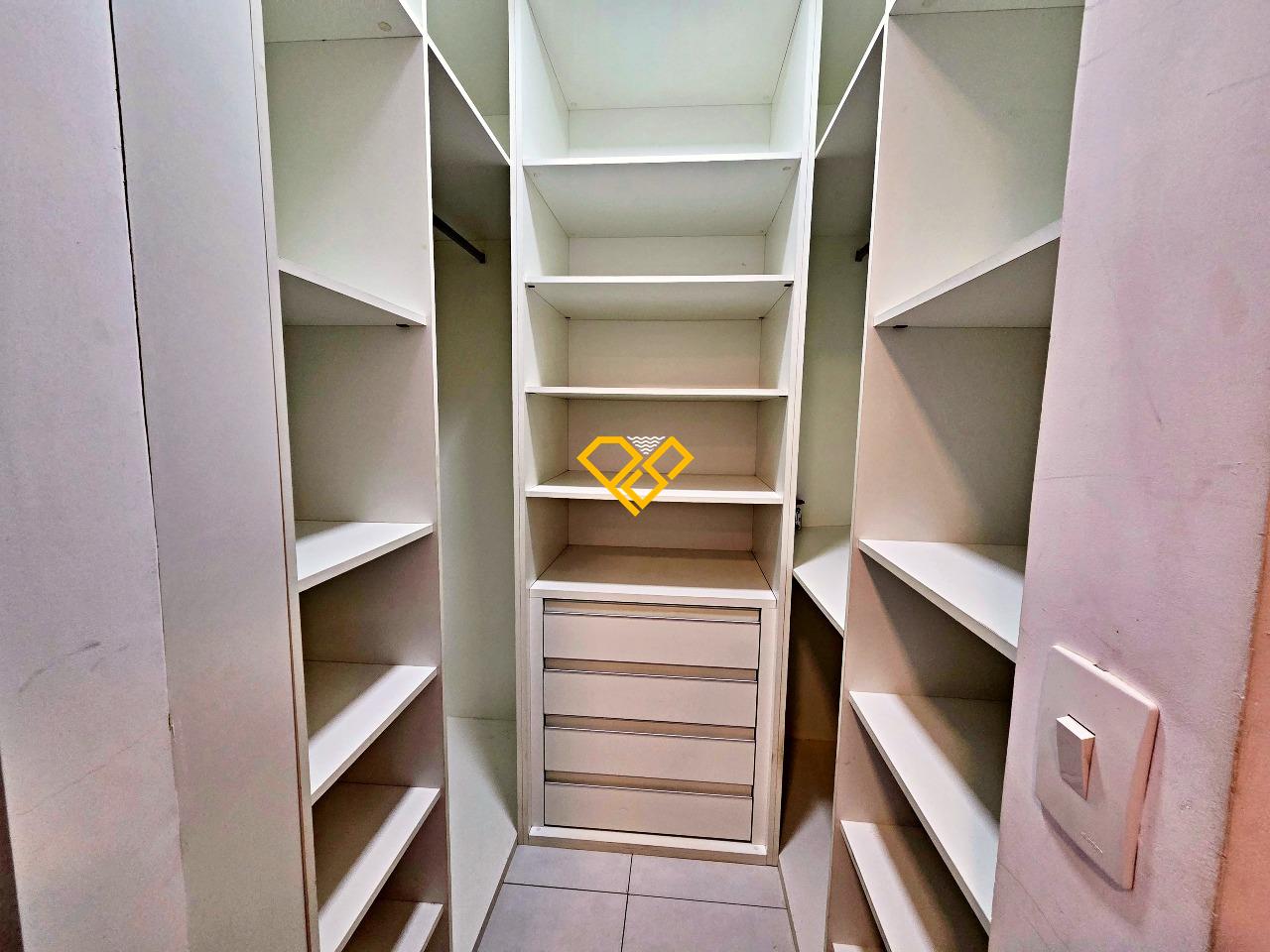 Apartamento à venda no Ponta da Praia: Closet