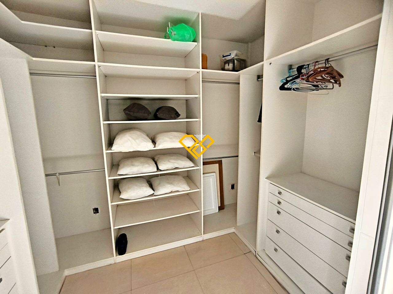 Cobertura à venda no Embaré: Dormitório 1 - suíte - closet