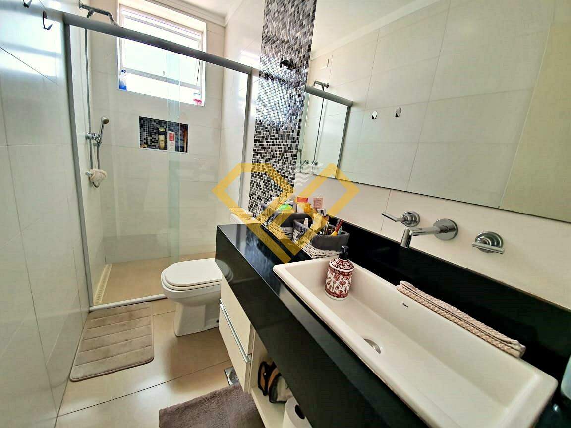 Cobertura à venda no Ponta da Praia: Wc da suíte