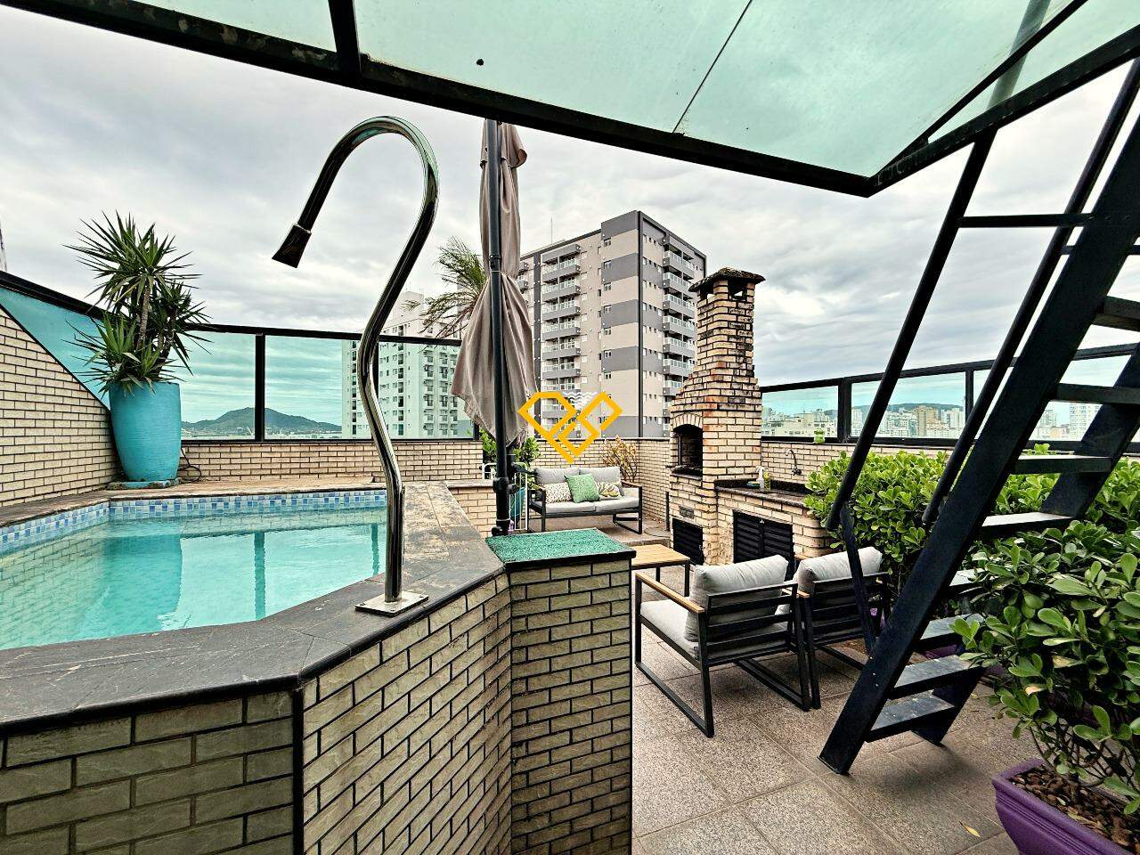 Cobertura à venda no Macuco: Piscina