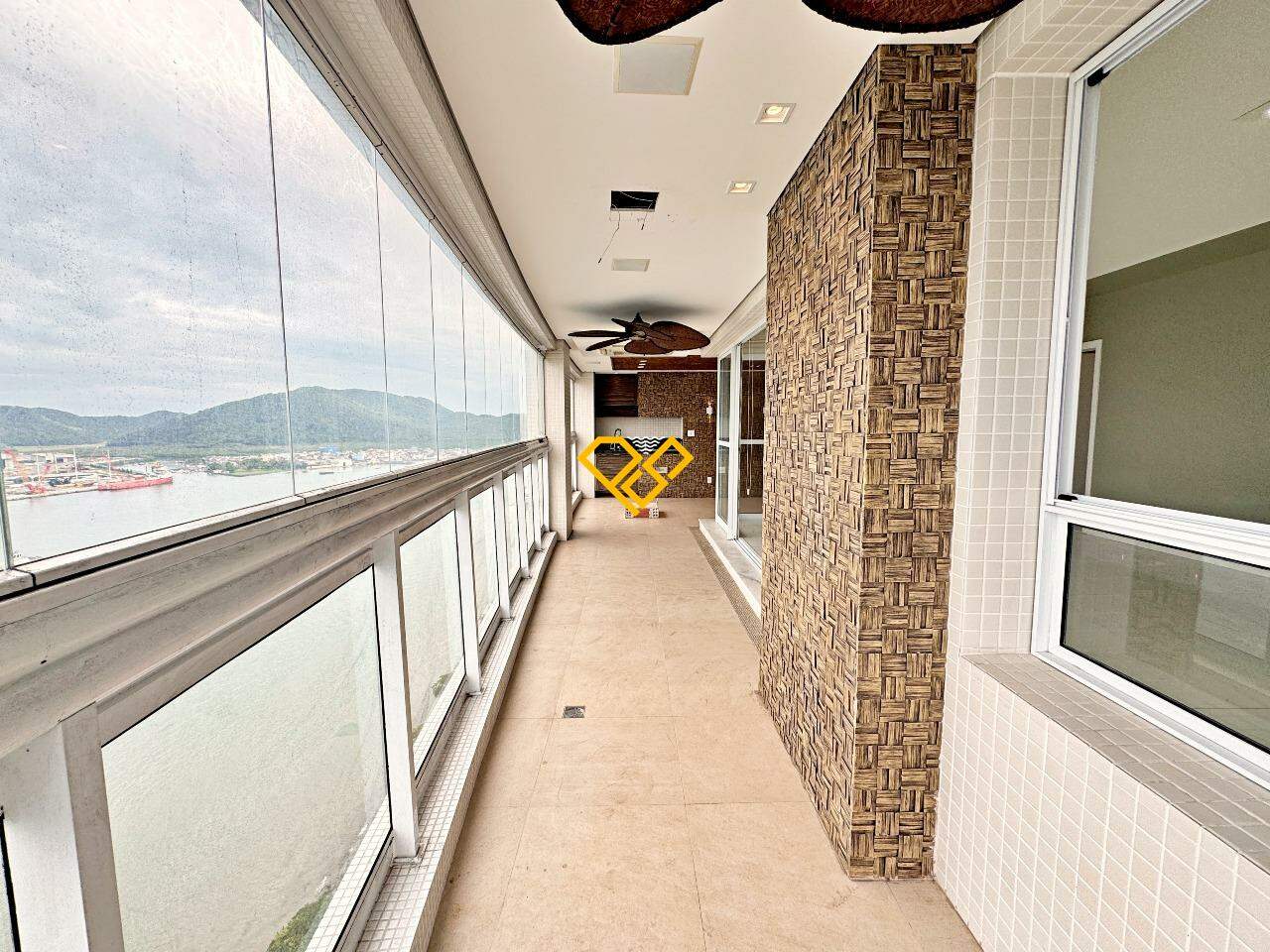 Apartamento à venda no Ponta da Praia: Varanda com churrasqueira