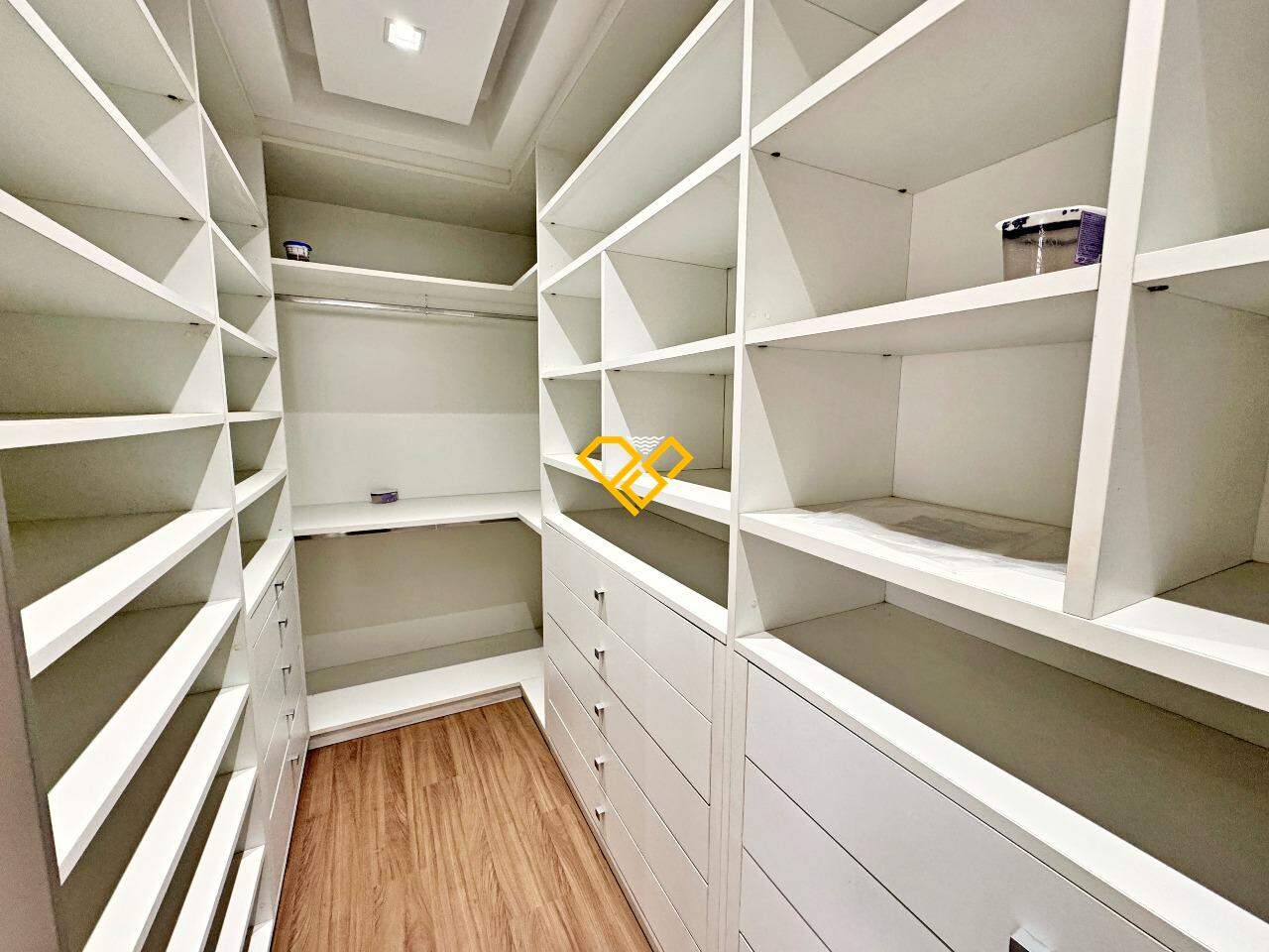 Apartamento à venda no Ponta da Praia: Closet