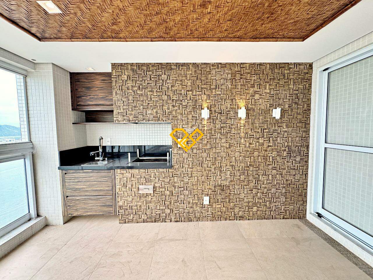 Apartamento à venda no Ponta da Praia: Varanda com churrasqueira